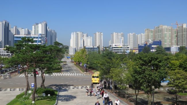 Z Cheonan w tle, przed wejściem do City Hall